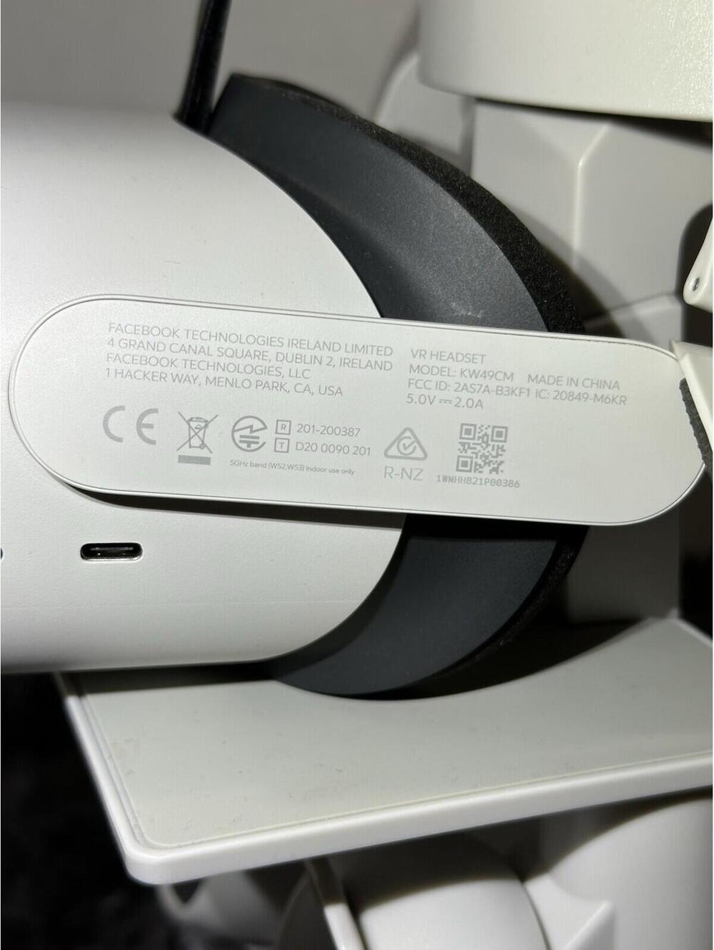 Meta Quest 2 256GB All-In-One VR System - Excellent Condition - Bundle Premium - Picture 6 of 6